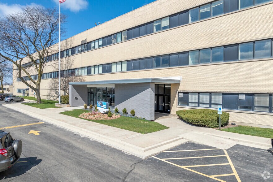 More Photos Of Sungate Industrial Park, Chicago Warehouse For Lease