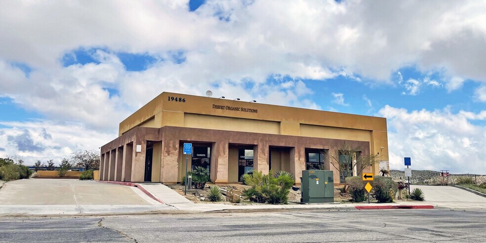 More Photos Of 19486 Newhall St, North Palm Springs Warehouse For Lease