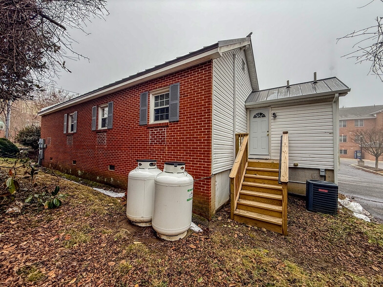 More Photos Of 89 Duke St, Prince Frederick Freestanding For Lease