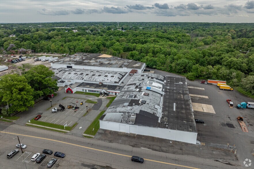 More Photos Of 126-130 Ford Ave, Milltown Industrial For Lease