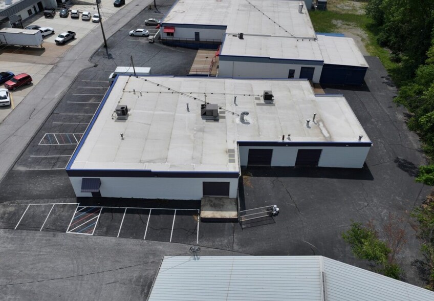 More Photos Of 1427 W Lark Industrial Dr, Fenton Distribution For Lease