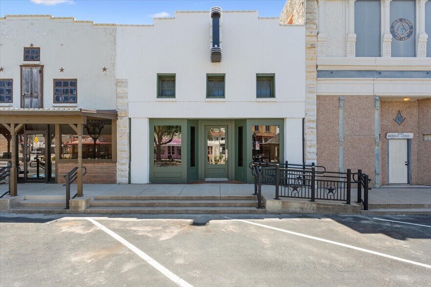More Photos Of 125 N Pecan St, Hico General Retail For Sale