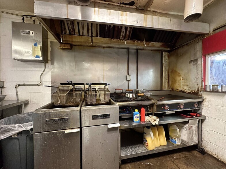 More Photos Of 110 W Carl Hubbell Blvd, Meeker Storefront Retail Office For Sale