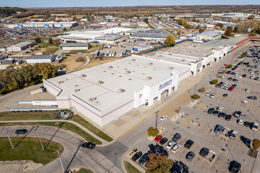 More Photos Of 401 E Poyntz Ave, Manhattan General Retail For Sale