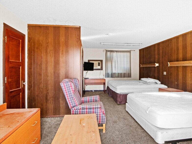 More Photos Of 905 W Spruce St, Rawlins Hotel For Sale