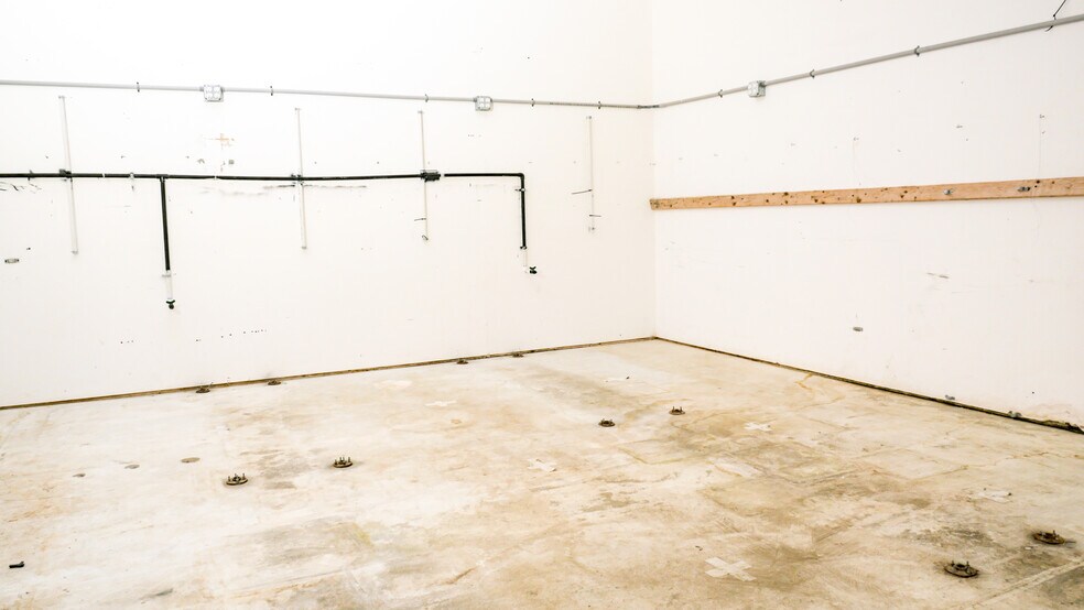 More Photos Of 440 Dry Bridge Rd, North Kingstown Warehouse For Sale