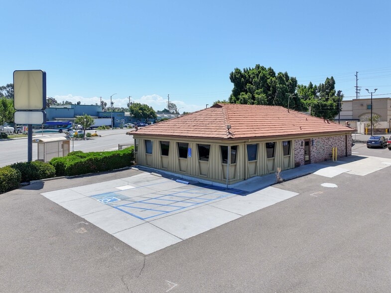 Primary Photo Of 1235 S Mission Rd, Fallbrook Restaurant For Lease