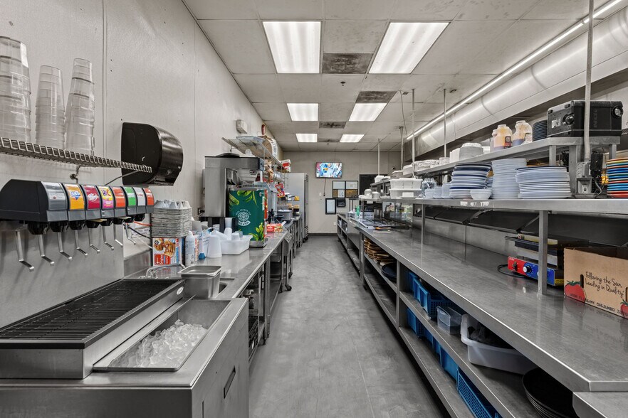 More Photos Of 1025 Industrial Dr, Crestview General Retail For Sale