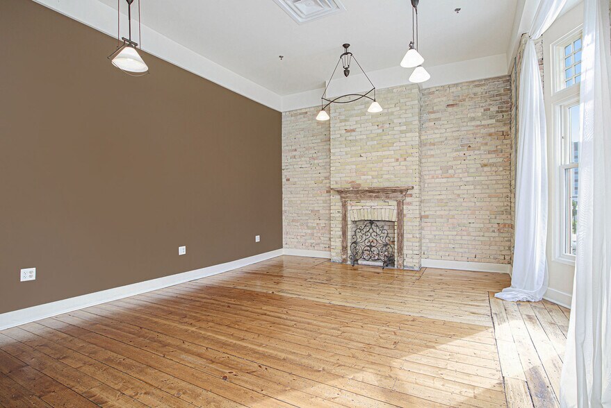 More Photos Of 356 W Western Ave, Muskegon Storefront For Sale