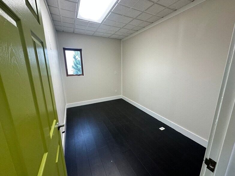 More Photos Of 1255 Erie Ct, Crown Point Light Distribution For Lease