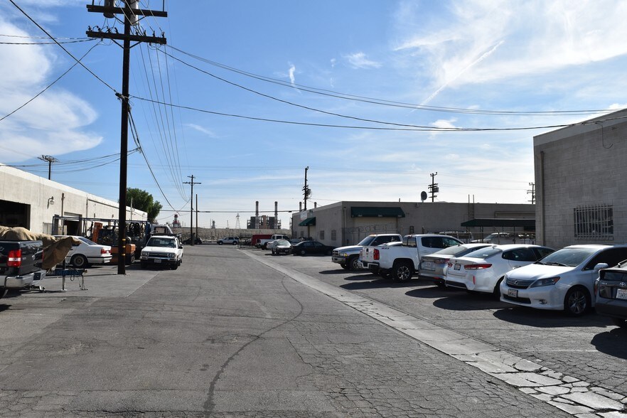 More Photos Of 12177-12179 Branford St, Sun Valley Manufacturing For Lease