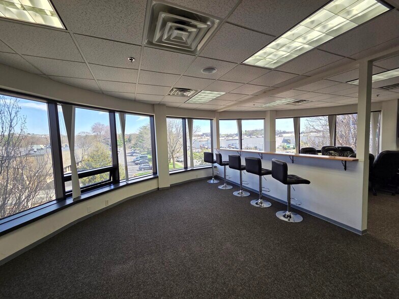 More Photos Of 18 Commerce Way, Woburn Office For Lease