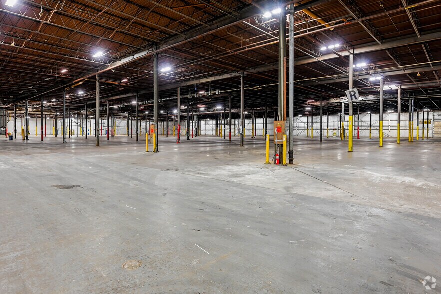 More Photos Of 1000 N South Rd, Scranton Warehouse For Lease
