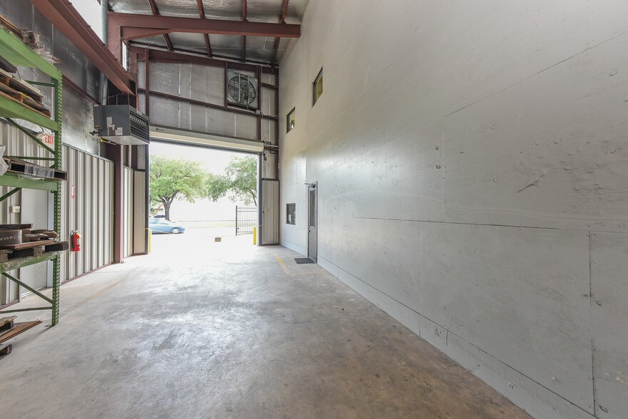 More Photos Of 4001 Navigation Blvd, Houston Warehouse For Sale