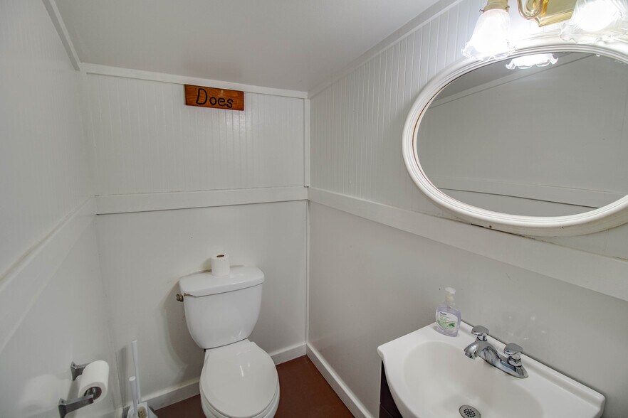 More Photos Of 20861 IL-100, Fieldon Specialty For Sale