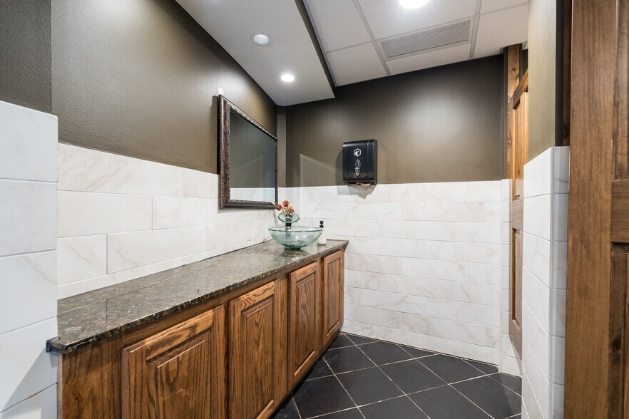 More Photos Of 2908 Epperly Dr, Del City Loft Creative Space For Sale