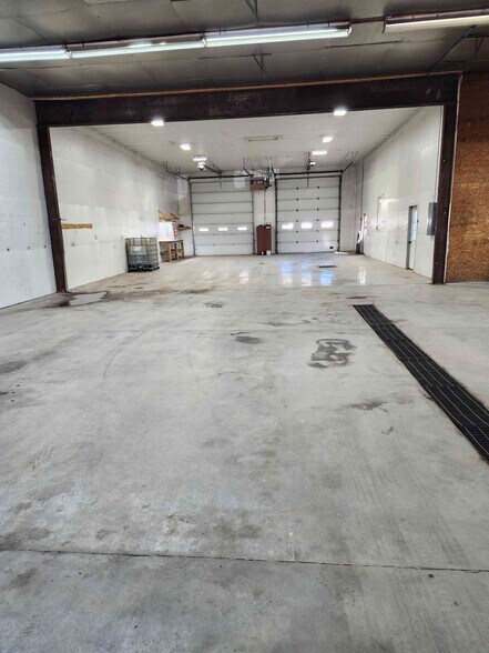 More Photos Of 2384 W 23rd St, Bellaire Warehouse For Sale