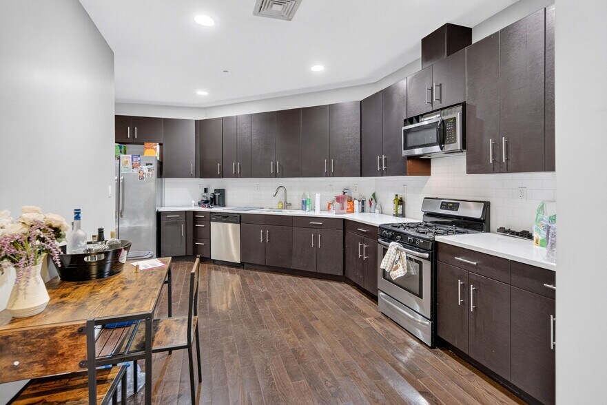 More Photos Of 83 Beaver St, Albany Apartments For Sale