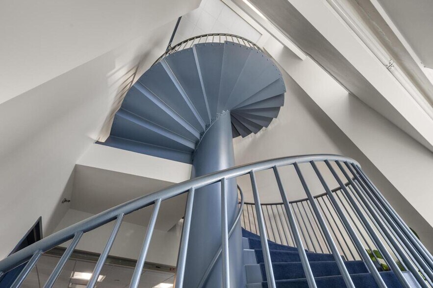 More Photos Of 633 Third Ave, New York Loft Creative Space For Sale