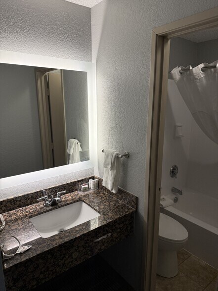 More Photos Of 11 E South Ave, Chippewa Falls Hotel For Sale