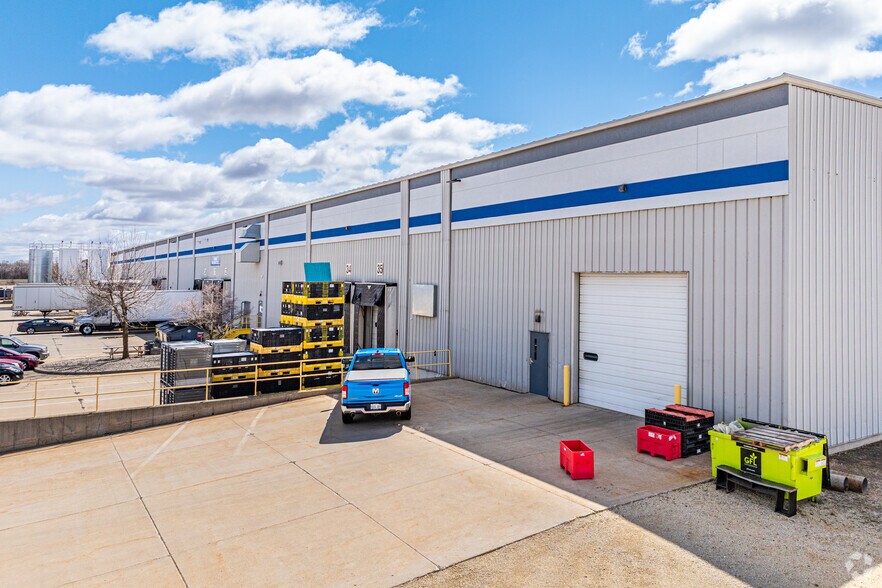 More Photos Of 2929 Venture Dr, Janesville Distribution For Lease