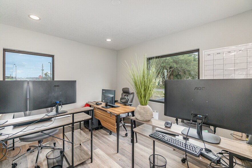 More Photos Of 390 Poinciana Dr, Melbourne Office Residential For Lease