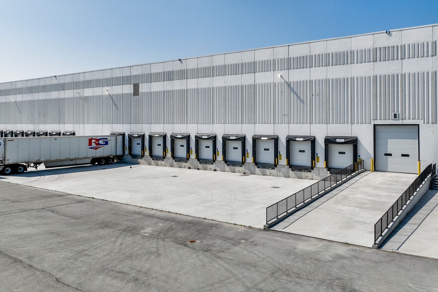 More Photos Of 745 Hazelhurst Rd, Mississauga Warehouse For Lease