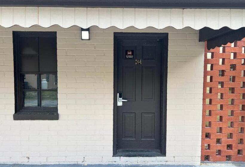 Primary Photo Of 1330 Main St, Turbeville Hotel For Sale