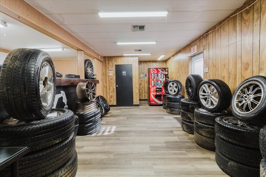 More Photos Of 5404 24th Ave S, Tampa Auto Salvage Facility For Sale
