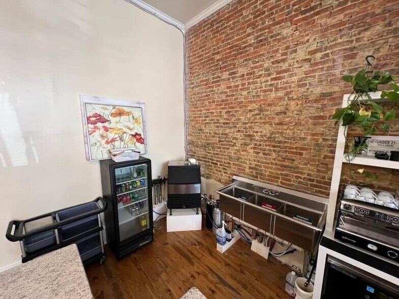 More Photos Of 119 E 5th St, Bonham Restaurant For Sale