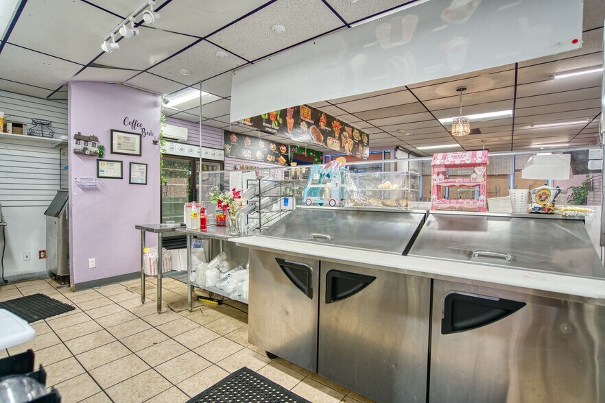 More Photos Of 1125-1147 Francis St, Longmont Freestanding For Lease