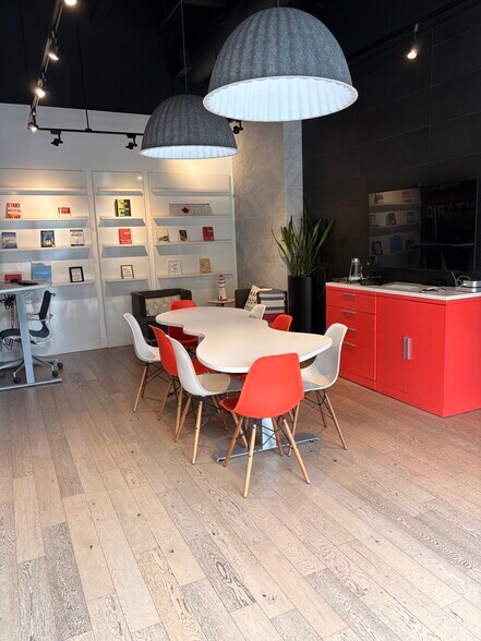 More Photos Of 125 Lakeshore Rd E, Mississauga Storefront Retail Office For Lease