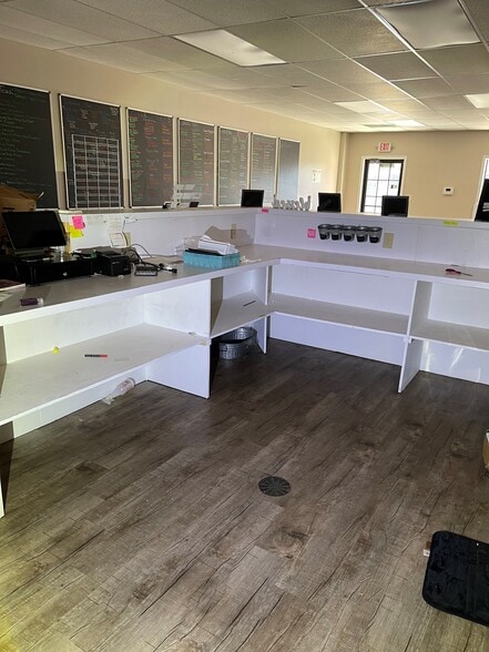 More Photos Of 1911 Mission 66, Vicksburg Medical For Lease