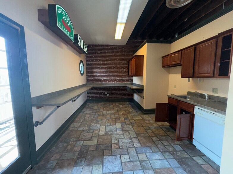 More Photos Of 390 S Main St, Memphis Office For Sale