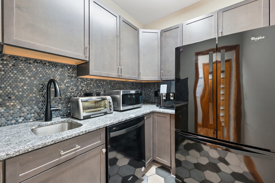 More Photos Of 9155 Governors Way, Cincinnati Office For Sale