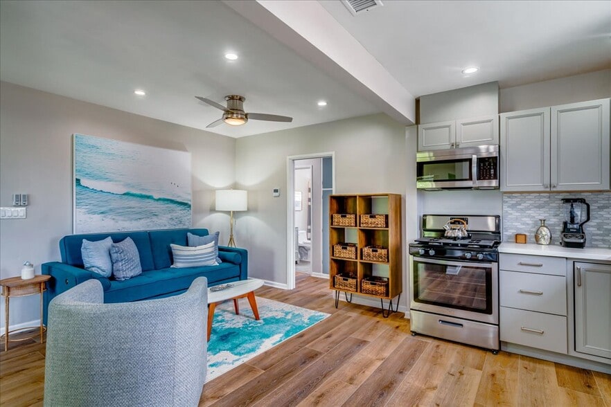 More Photos Of 323-325 Culver Blvd, Playa Del Rey Storefront Retail Residential For Sale