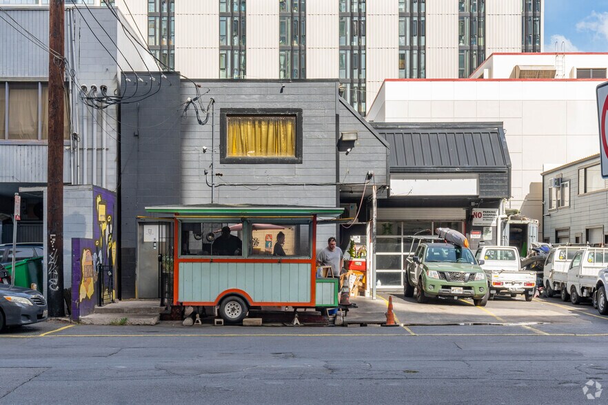 More Photos Of 1034 Queen St, Honolulu Storefront Retail Office For Lease