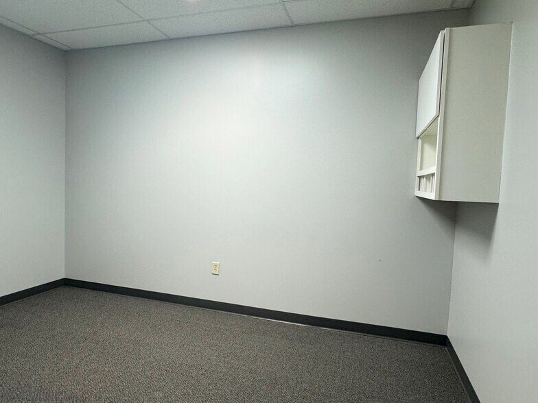 More Photos Of 2309-2311 S Kansas Rd, Newton Medical For Lease