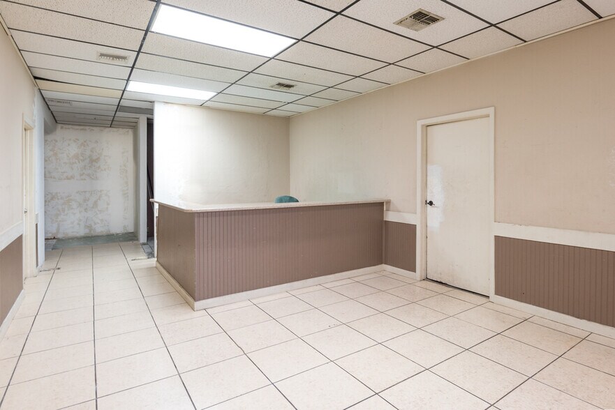 More Photos Of 2120 Collier Ave, Fort Myers Unknown For Lease