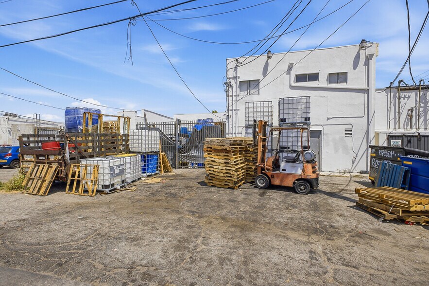 More Photos Of , Reseda General Retail For Sale