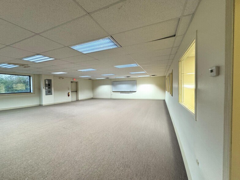 More Photos Of 304 W Second St, East Syracuse Warehouse For Lease