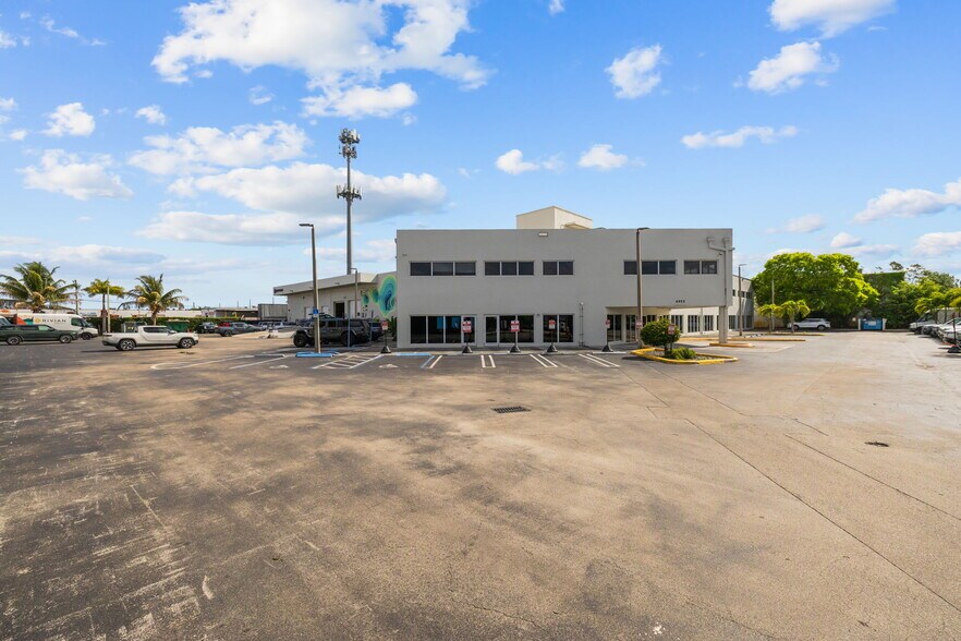 More Photos Of 6955 NW 52nd St, Miami Industrial For Sale