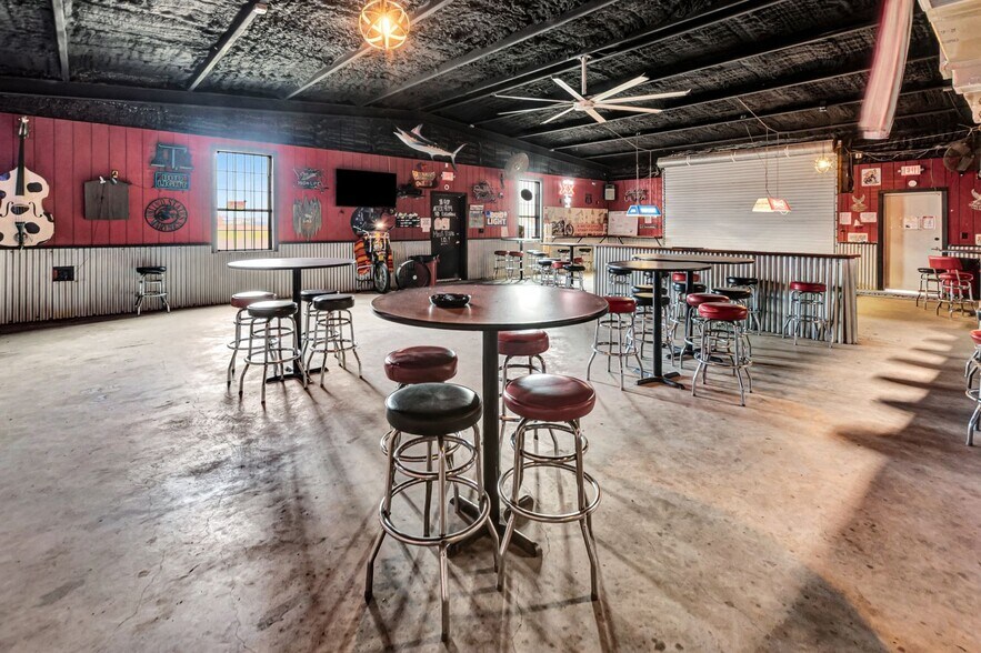 More Photos Of 23404 NW Zac Lentz Pky, Victoria General Retail For Sale