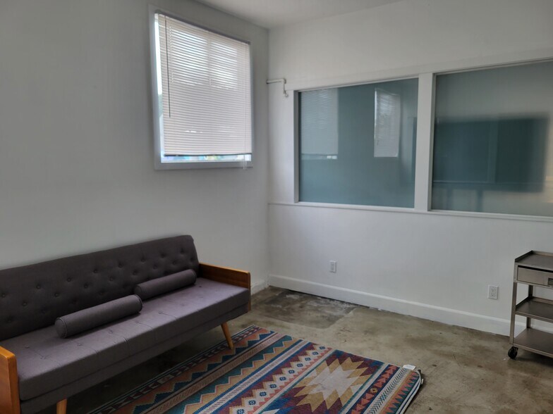 More Photos Of 12503 Venice Blvd, Los Angeles Freestanding For Lease