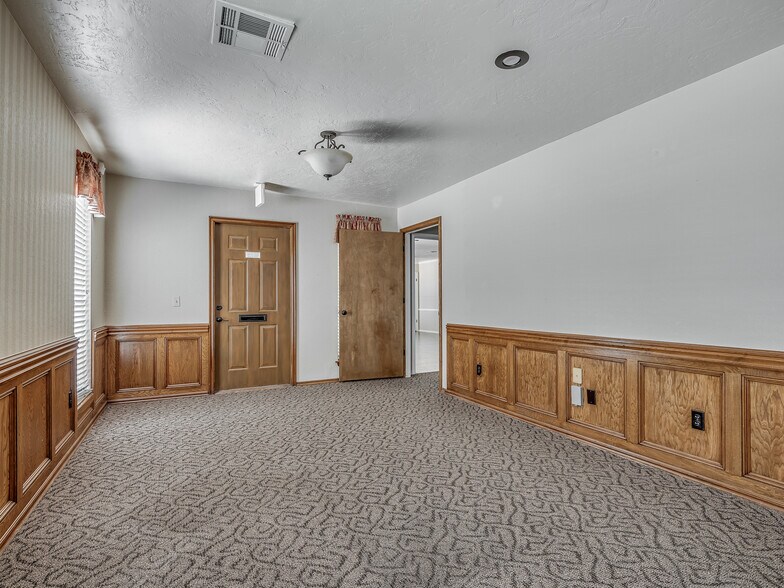 More Photos Of 525 Tower Dr, Moore Office For Lease