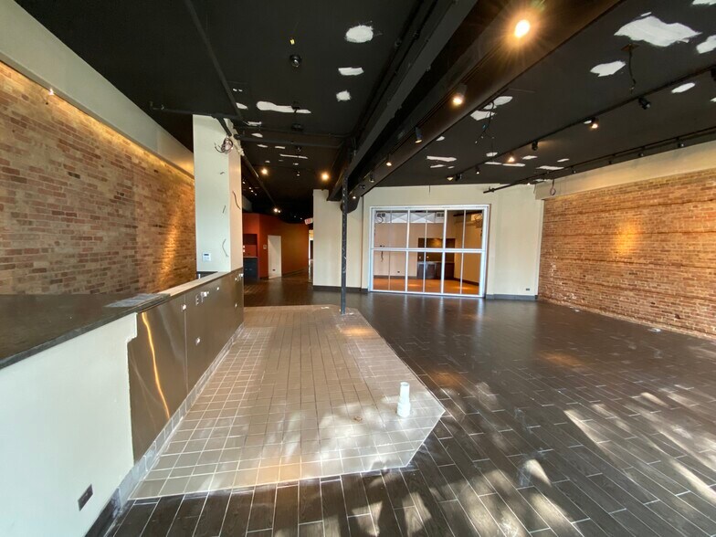 More Photos Of 545-547 N Milwaukee Ave, Libertyville General Retail For Lease