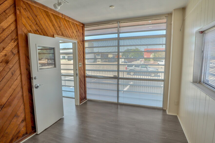 More Photos Of 130 W Rhapsody Dr, San Antonio Light Manufacturing For Lease