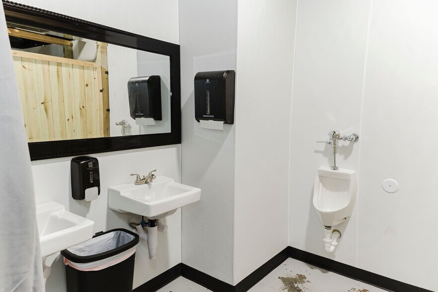 More Photos Of 130 N Washington Ave, Wichita General Retail For Sale