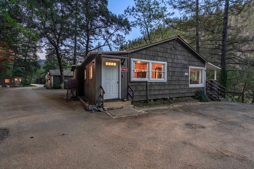 More Photos Of 11744 Galice Rd, Merlin Hotel For Sale