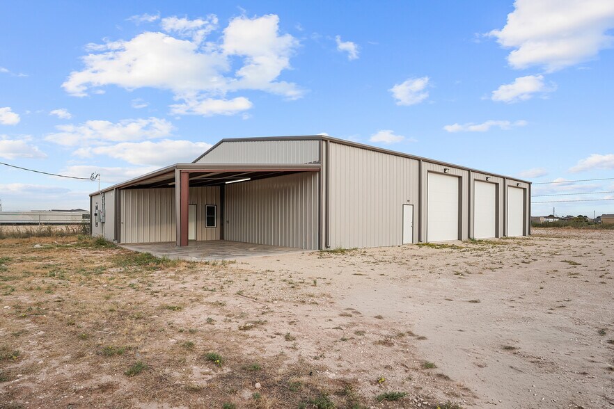 More Photos Of 1701 S Knox Ave, Odessa Warehouse For Lease